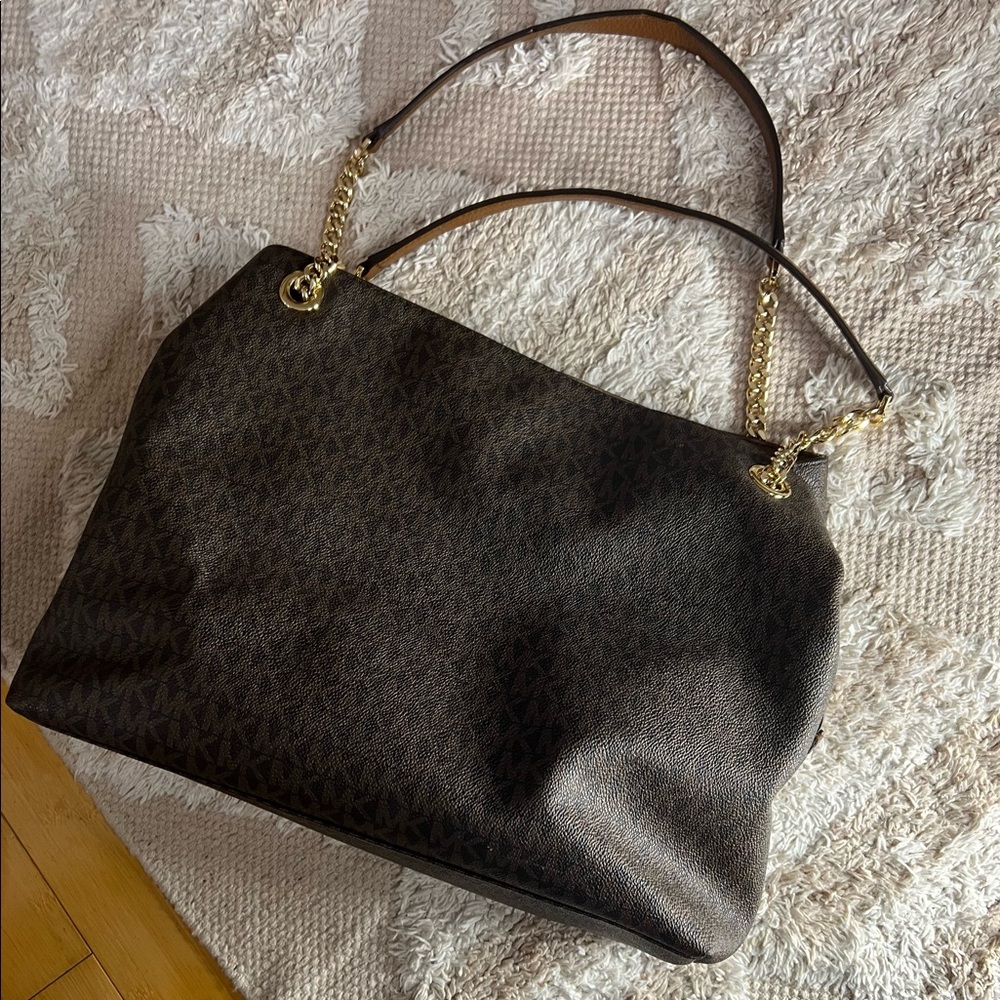Michael Kors large chain hand bag (HALF OFF)‼️‼️ - Picture 2 of 8